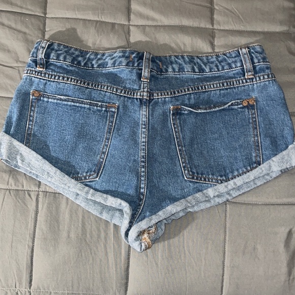 FREE PEOPLE CUFFED RAW HEM SHORT SHORTS SIZE 29 Medium light wash. - Picture 3 of 12